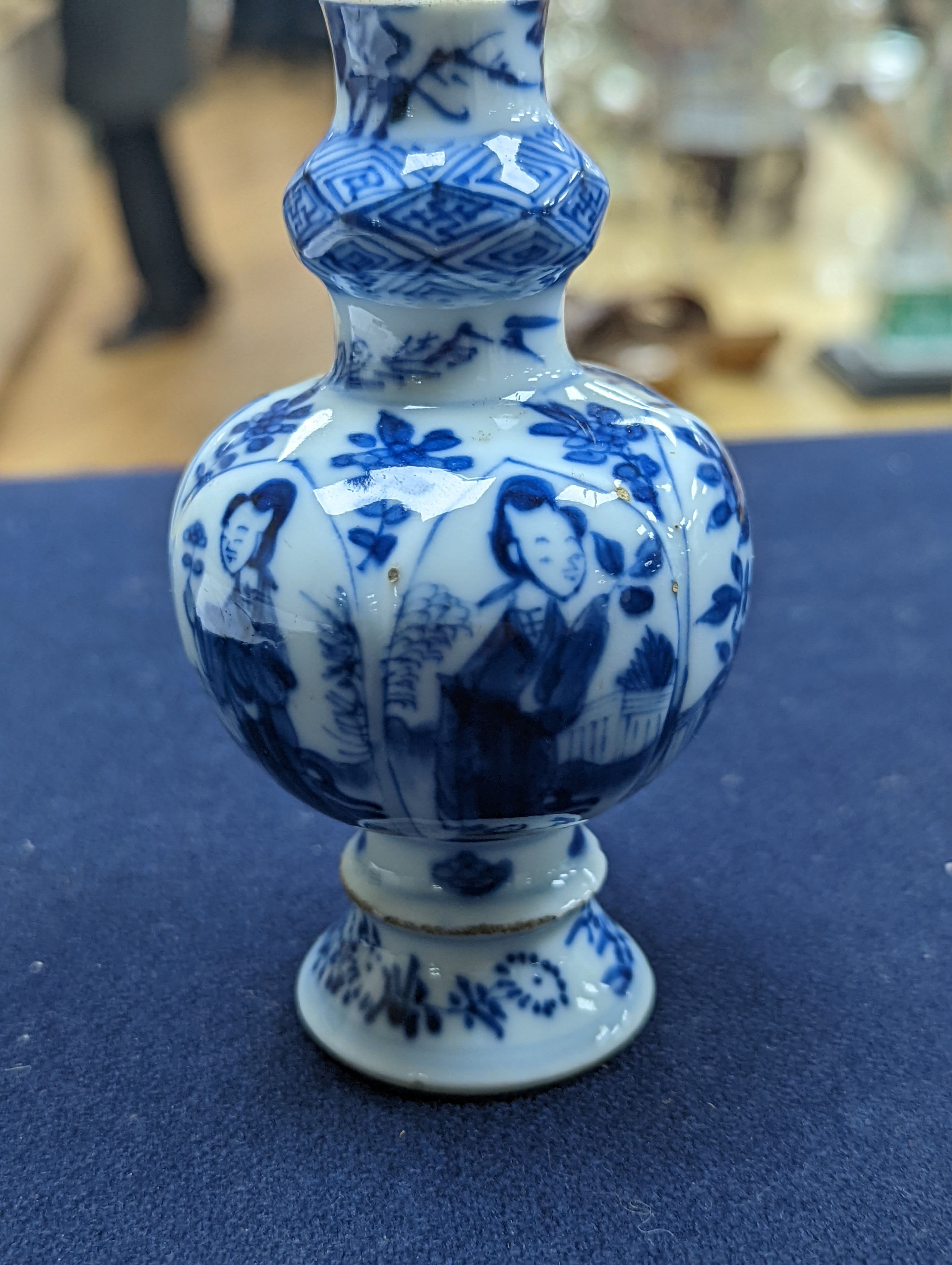 A Chinese Kangxi blue and white garlic neck vase, rim reduced 11cm